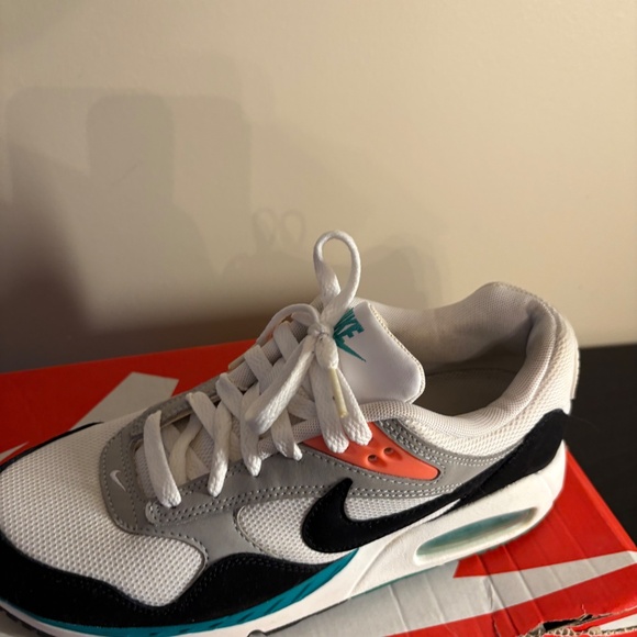 Nike Air Max Correlate White, Black, Green Sneakers Size 8 1/2 Gently Worn - Picture 2 of 4